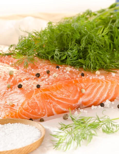 Frisches Lachsfilet mit Gewürzen auf Backpapier — Stockfoto