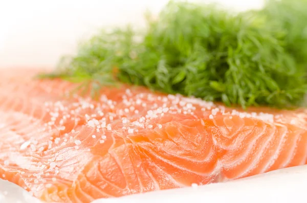 Frisches Lachsfilet mit Gewürzen auf Backpapier — Stockfoto