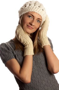 genç güzel gülümseyen kız kış giysileri üzerinde beyaz ba