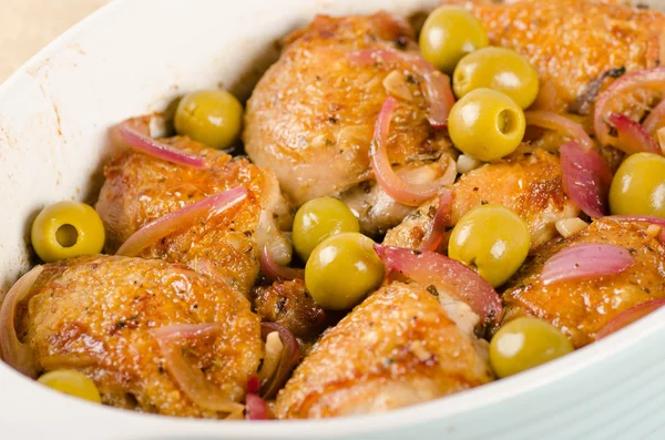 Chicken roasted with olives and red onion — Stock Photo, Image