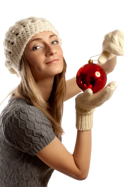 Joven hermosa chica sonriente en ropa de invierno con tr de Navidad — Foto de Stock