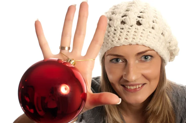 Joven hermosa chica sonriente en ropa de invierno con tr de Navidad Fotos De Stock