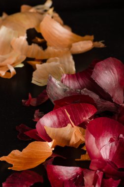 siyah ahşap zemin üzerinde kırmızı ve beyaz soğan kabuğu