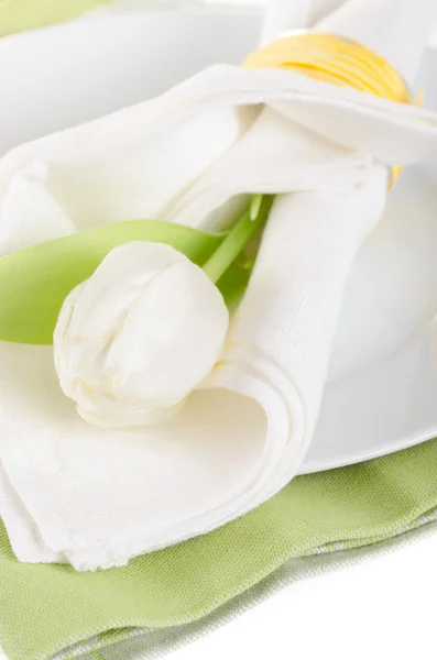 Feestelijke servering van platen, servetten en witte tulip — Stockfoto