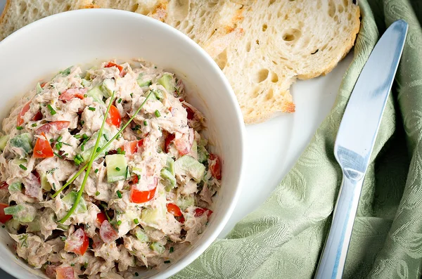 Thunfisch-Avocado-Salat in einer Schüssel mit Ciabatta-Toasts — Stockfoto