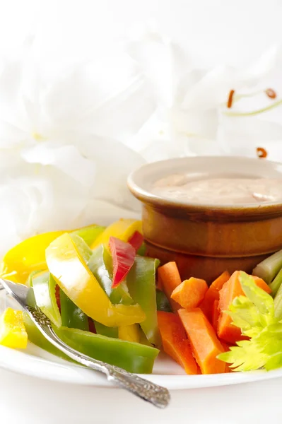 Platter of assortment of fresh vegetables with dipping sauce mad — Stock Photo, Image