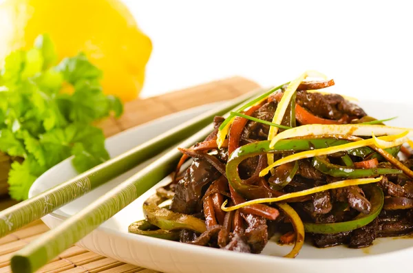 Beef, carrots and green bell pepper in asian citrus sauce with c — Stock Photo, Image