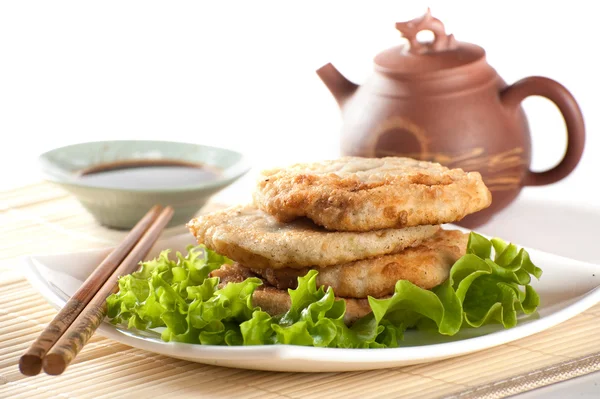 Gebratene chinesische Pfannkuchen serviert mit Salatblättern mit Tee und Cho — Stockfoto