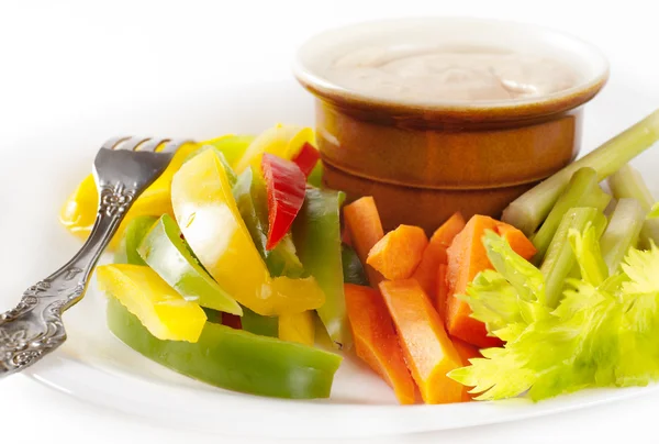 Тарілка сорту свіжих овочів з соусом, що занурюється божевільний — стокове фото