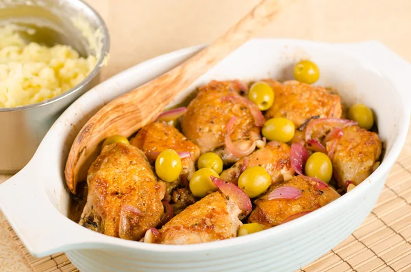 Chicken roasted with olives and red onion — Stock Photo, Image