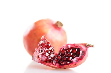 ışık yansıması ile beyaz zemin üzerine izole nar