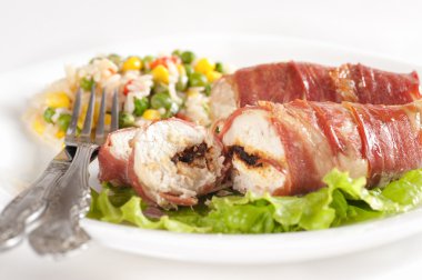 doldurulmuş tavuk göğsü pastırma içinde sarılmış