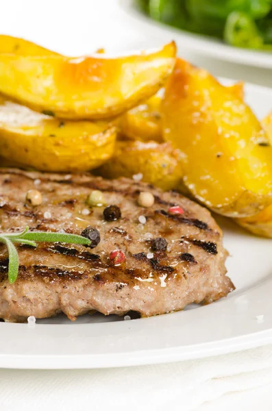 Hamburguesa de carne con la patata asada — Foto de Stock