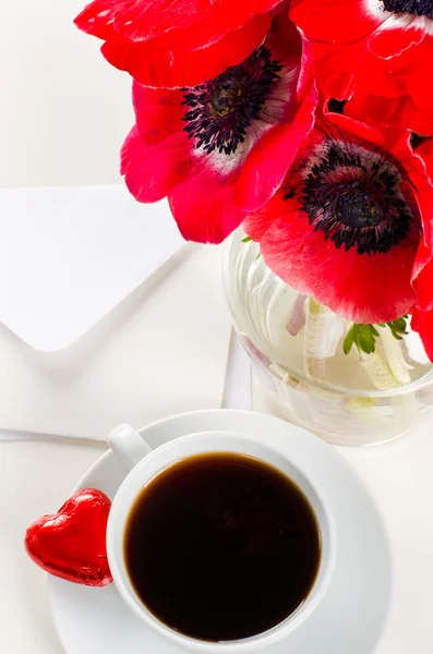 Rote Blumen, Kaffee und Postkarte zum Valentinstag — Stockfoto