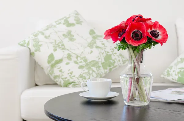 Vaso de flores vermelhas na moderna sala de estar branca Imagens Royalty-Free
