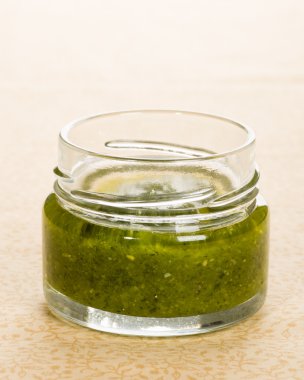 bir kavanoz içinde yeşil pesto
