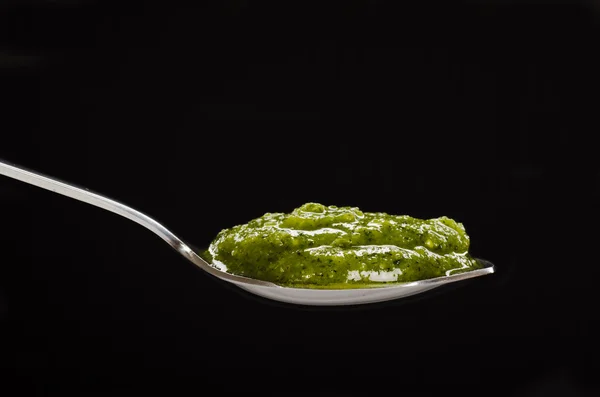 Pesto verde in un cucchiaio — Foto Stock