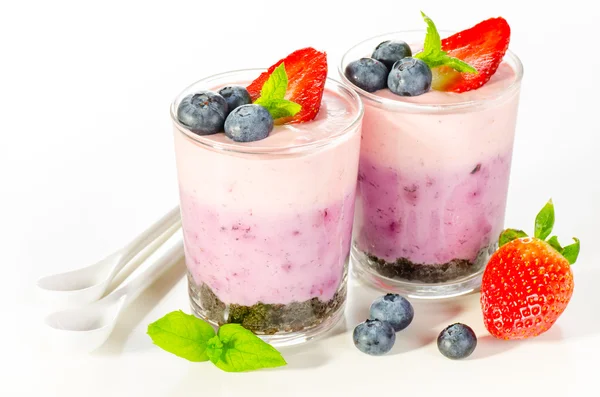 Gyümölcs desszert, melyet pohár bogyókkal — Stock Fotó