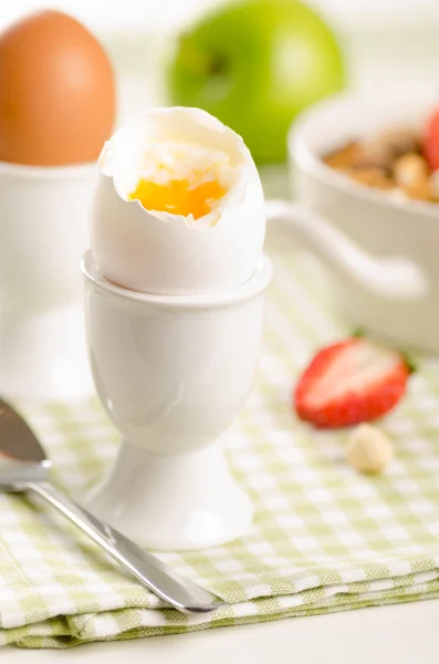 Healthy breakfast with boiled egg and muesli — Stock Photo, Image
