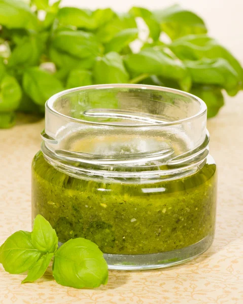 Groen pesto in een pot — Stockfoto