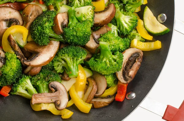 Fritar wok com legumes — Fotografia de Stock