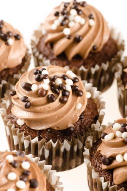 çikolata sosu ve dekorasyon izole ile çikolatalı kek