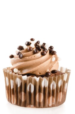 çikolata ve krema üzerine beyaz izole cupcake