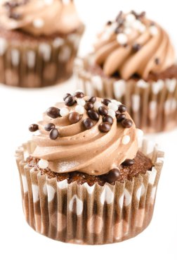 çikolata sosu ve dekorasyon izole ile çikolatalı kek