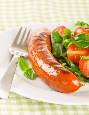 salata ızgara sosis