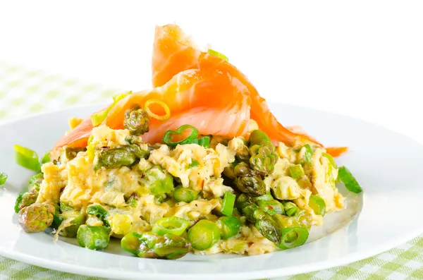 Omelette with asparagus and smoked salmon isolated on white — Stock Photo, Image