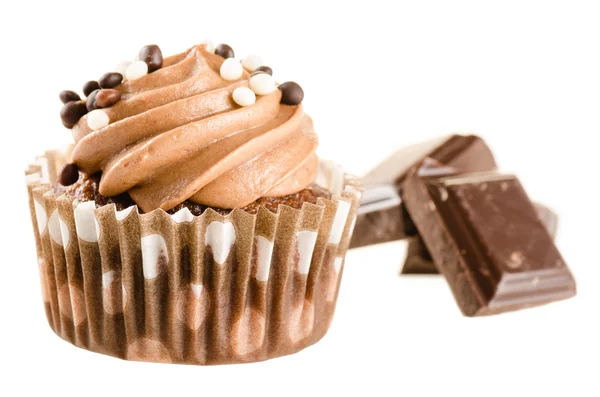 Chocolate cupcake with chocolate icing and pieces of chocolate b — Stock Photo, Image