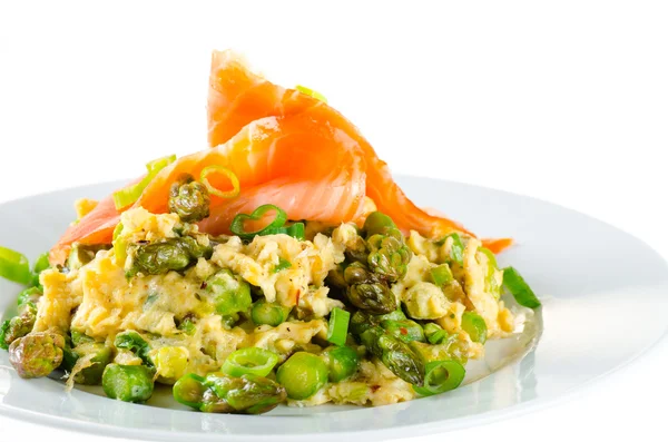 Omelette with asparagus and smoked salmon isolated on white — Stock Photo, Image