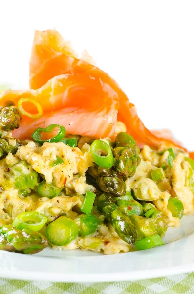 Omelette with asparagus and smoked salmon isolated on white — Stock Photo, Image