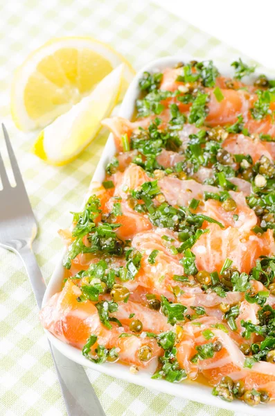 Lachs-Carpaccio - frische Lachsscheiben in Marinade — Stockfoto