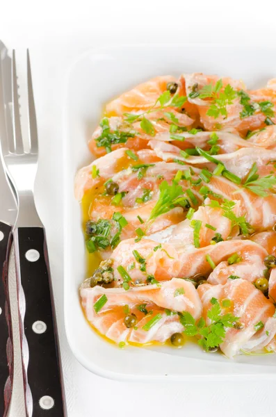 Lachs-Carpaccio - frische Lachsscheiben in Marinade — Stockfoto