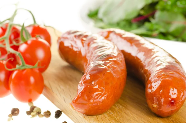 Embutidos a la parrilla con ensalada y tomates — Foto de Stock
