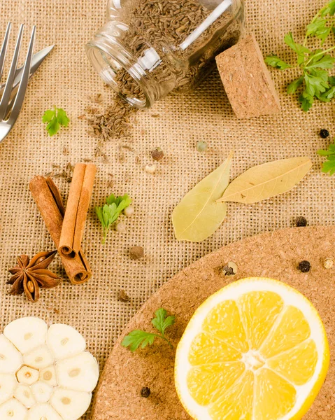 Čerstvé bylinky a koření (česnek, pepř, bobkový list, kumin, cinn — Stock fotografie