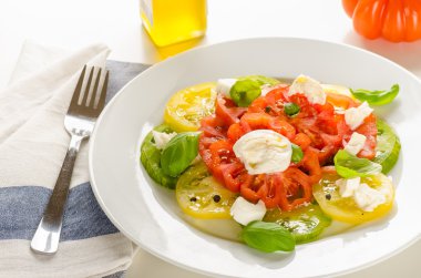 Caprese salatası (taze domates, mozzarella ve fesleğen)