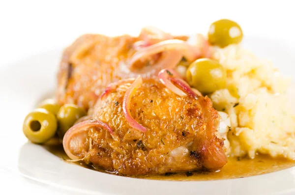 Chicken roasted with olives and red onion — Stock Photo, Image