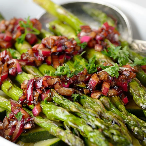 Asparagi verdi arrosto con vinaigrette alla cipolla rossa — Foto Stock