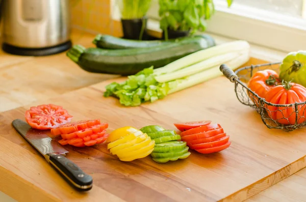 Skär tomater på köksbordet — Stockfoto