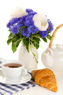 çay ve mavi ve beyaz bouq tablo kruvasan kahvaltı