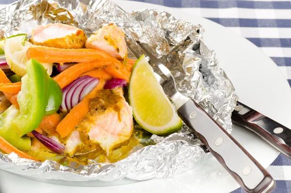 Baked salmon with vegetables in a foil — Stock Photo, Image
