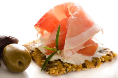 tam mısır cipsi ile krem peynir ve salam kanepe