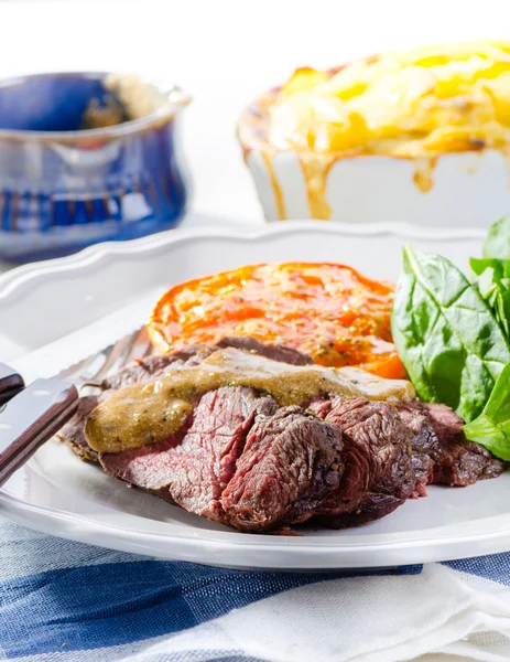 Roastbeef with salad, roasted tomato and pepper sauce — Stock Photo, Image
