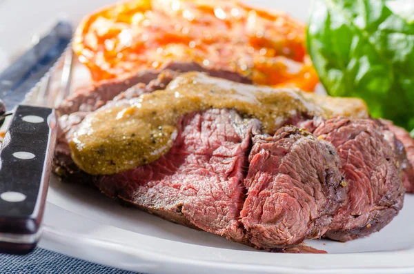 Roastbeef with salad and pepper sauce — Stock Photo, Image