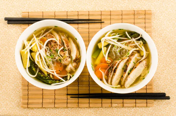 Sopa asiática de macarrão de frango — Fotografia de Stock