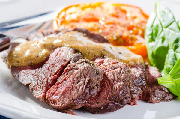 Roastbeef with pepper sauce — Stock Photo, Image