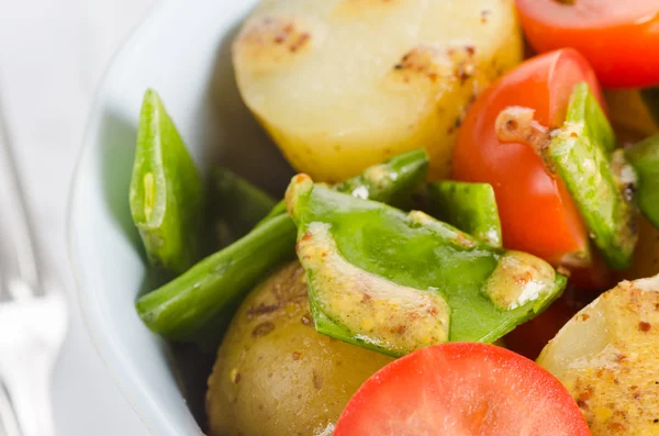 Patates salatası, domates ve kar bezelye — Stok fotoğraf