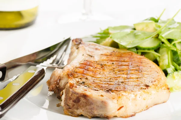 Grilled porkchop with side salad — Stock Photo, Image